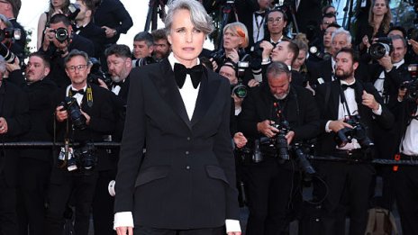 Без сутиен или с мъжки костюм – и двете визии на Анди Макдауъл в Кан спираха дъха