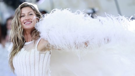 Разводът ѝ се отразява добре - Жизел Бюндхен позира само по токчета и риза