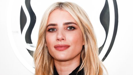 Прически есен 2022 – русо тирамису за Ема Робъртс 