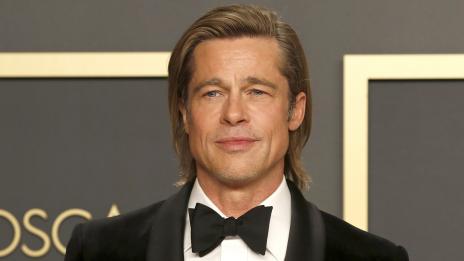 Брад Пит показа многото си татуси