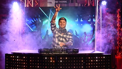 Шест години след смъртта на Avicii – родителите му дариха лични вещи за благотворителност
