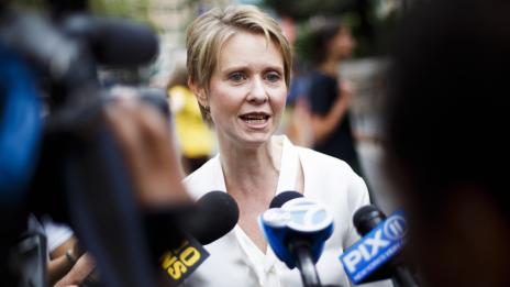 Бъди дама, казват. Полата ти е твърде къса, а блузата твърде дълга