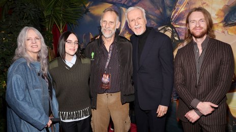 Били Айлиш позира за рядка снимка с родителите си, с които все още живее в Ел Ей