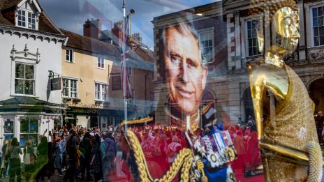 Расизъм в кралското семейство? Въпросът се повдигна след официалната снимка на Чарлз III