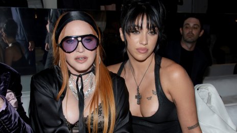 Мадона разцелува младото си гадже Джош Попър на сцената в Бруклин