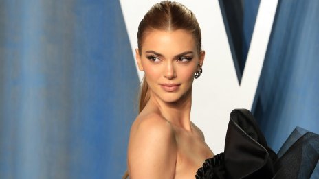 Лято 2022 – Кендъл Дженър с рокля за тънка талия 