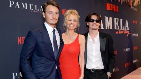 Червеното ѝ отива – Памела Андерсън напомни за „Спасители на плажа“