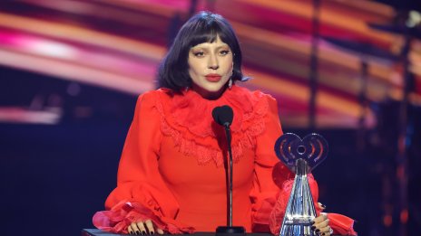 Емоционален момент - Лейди Гага се разплака на сцената