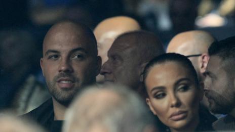 Николета Лозанова с розово-лилава коса!