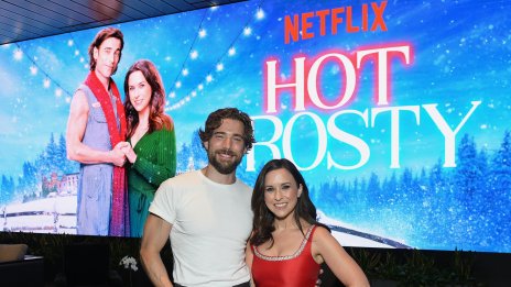 Плодов кекс, снежен човек и малко магия – новият филм на Лейси Чабърт