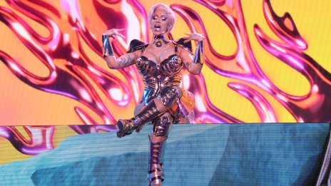 Диамантено колие, зоологическа градина и карета: Дъщерята на Карди Би стана на 3