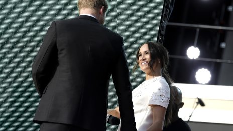 Бивш иконом в двореца: Меган Маркъл и принц Хари забиват нож в гърбовете на роднините си