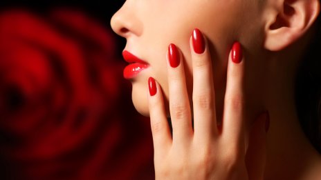 Летен маникюр - 6 лесни идеи с червен цвят