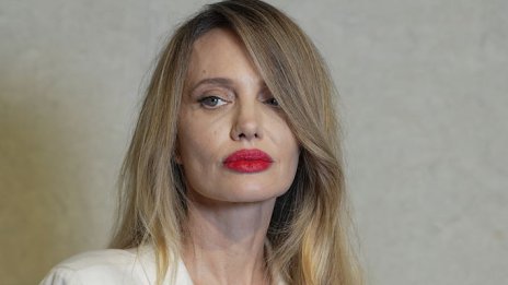 Анджелина Джоли се появи с дръзки червени устни, бял халат и разрошена руса коса