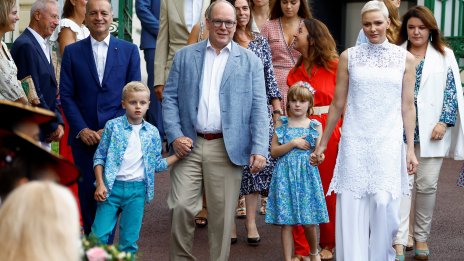 Лятна мода – принцеса Шарлийн с ефектна пола панталон