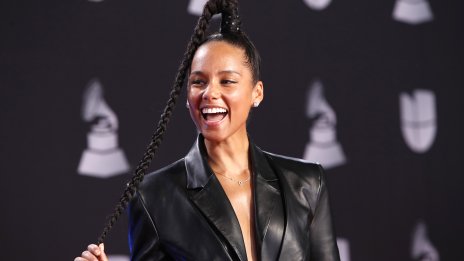 Фенка награби Алиша Кийс на неин концерт