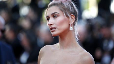 Хейли Болдуин в идеалната секси униформа за лятото