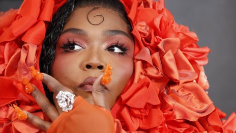 Лизо връща на мода патешките нокти