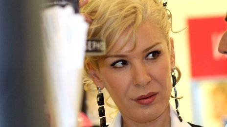 Дъщерята на Гала, Мари, показа лицето на бебето Лора