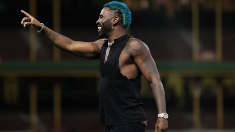 Развален грамофон: Джейсън Деруло беше критикуван заради некадърното си пеене