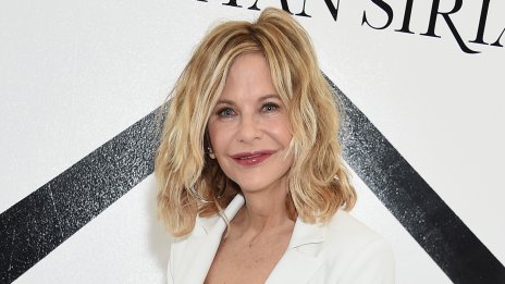 Мег Райън демонстрира младежка визия в шикозна рокля