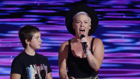 Синът на Пинк дебютира като барабанист 