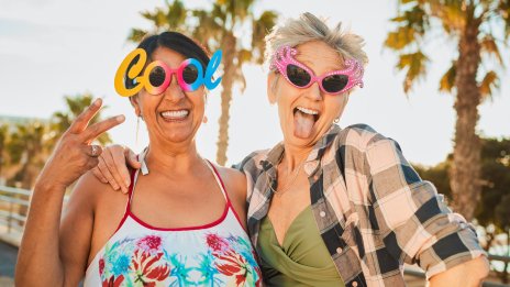 Хората, които стават по-забавни с възрастта, проявяват тези 8 качества