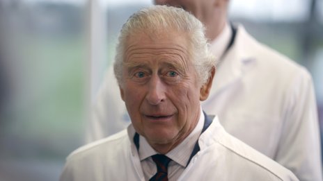 Далеч от Обединеното кралство: Тайният син на Чарлз и Камила празнува рожден ден