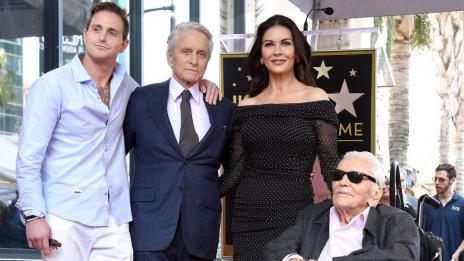 Катрин Зита-Джоунс и Майкъл Дъглас почетоха рождения ден на Кърк Дъглас