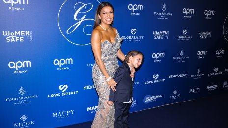 Ева Лонгория бе придружена от красив млад мъж на червения килим