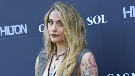 Парис Джексън рекламира банските на Ким Кардашян