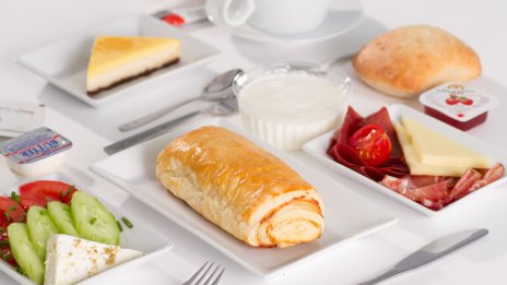 4-степенно меню в бизнес класа или топли сандвичи и напитки в икономична на борда на „България Еър“ от 1 ноември 