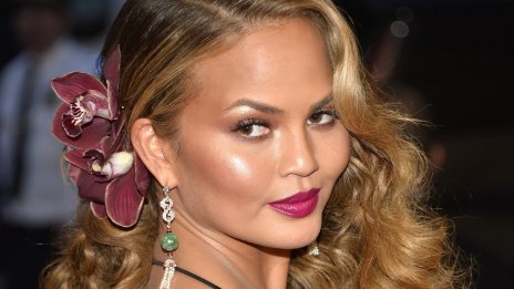 Криси Тейгън си трансплантира косми за по-плътни вежди