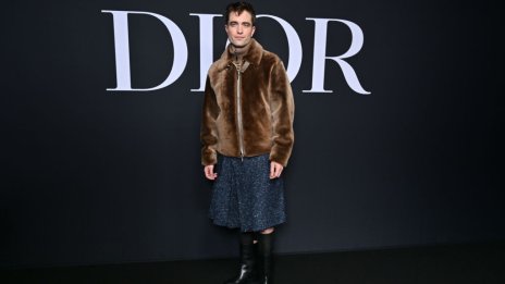 Робърт Патинсън изглежда шик в пола от туид на ревюто на Dior
