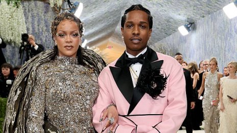 10-месечната дъщеря на Риана се появи във визия на Fendi на концерт на майка си и Jay-Z