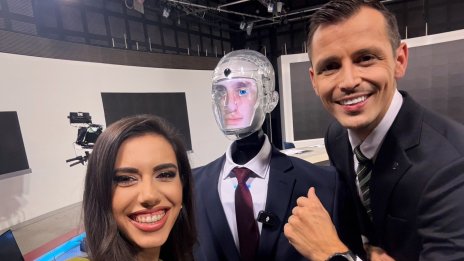 Роботът Робърт пристигна с костюм за участие в „България сутрин“