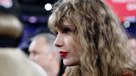 Лека промяна: Тейлър Суифт показа руси къдрици