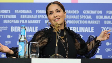 Салма Хайек на 55: По бански и в компанията на Анджелина Джоли