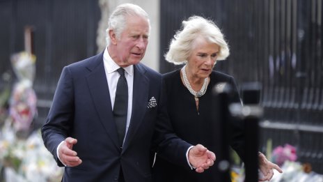 Тайният син на Чарлз и Камила скърби за „баба си“