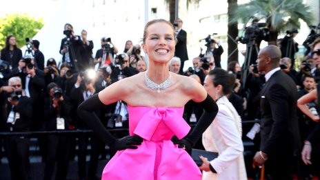 Мода в Кан – Топмоделът Ева Херцигова с уникална визия на червения килим