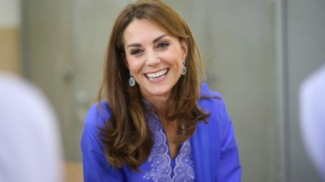 Летни рокли: Кейт Мидълтън заложи на черното с точки