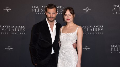 Джейми Дорнан нажежава страстите с нова гореща фотосесия