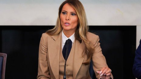 Първата дама на САЩ – Мелания Тръмп облече мъжки костюм от три части