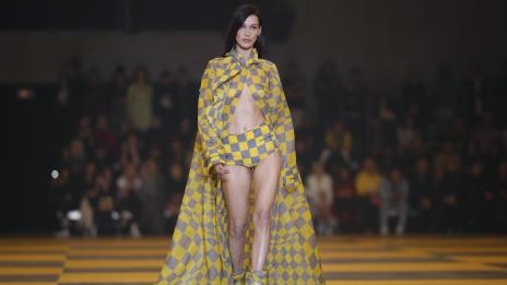 Бела Хадид с нова прическа за празниците