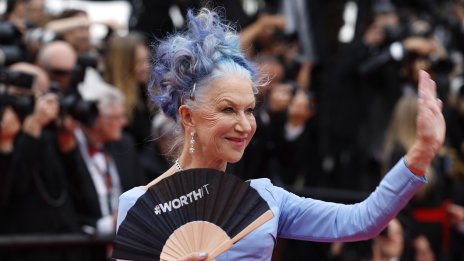 Синя коса за червения килим – Хелън Мирън не зачита модните тенденции