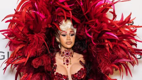 Карди Би се завърна с гръм и трясък на червения килим