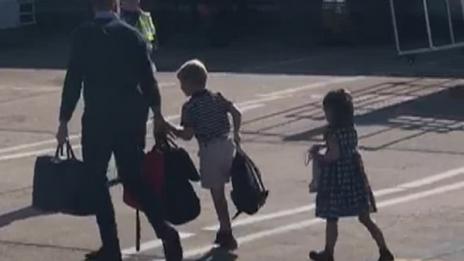 Не било страшно: Принц Уилям със семейството - в пътнически полет