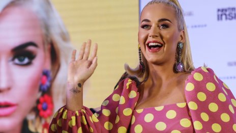 Пролетна мода – Кейти Пери заложи на код оранжево 