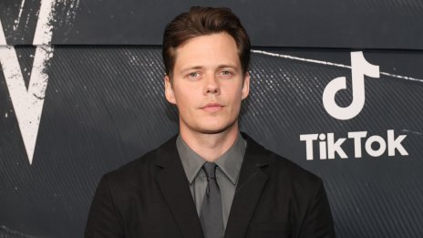 Бил Скарсгард съживява Гарванът 30 години след Брандън Лий