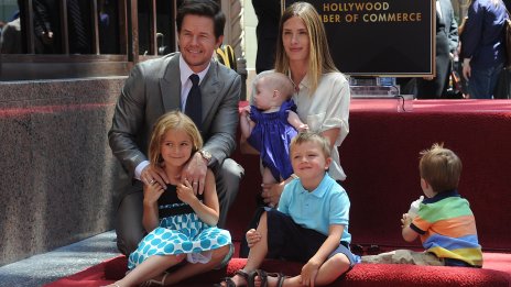 Марк Уолбърг отпразнува 15 години брак с романтични снимки